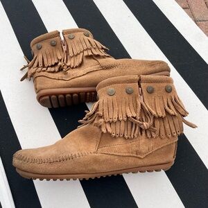 Minnetonka Women's Double Fringe Side-Zip Boots Size 8